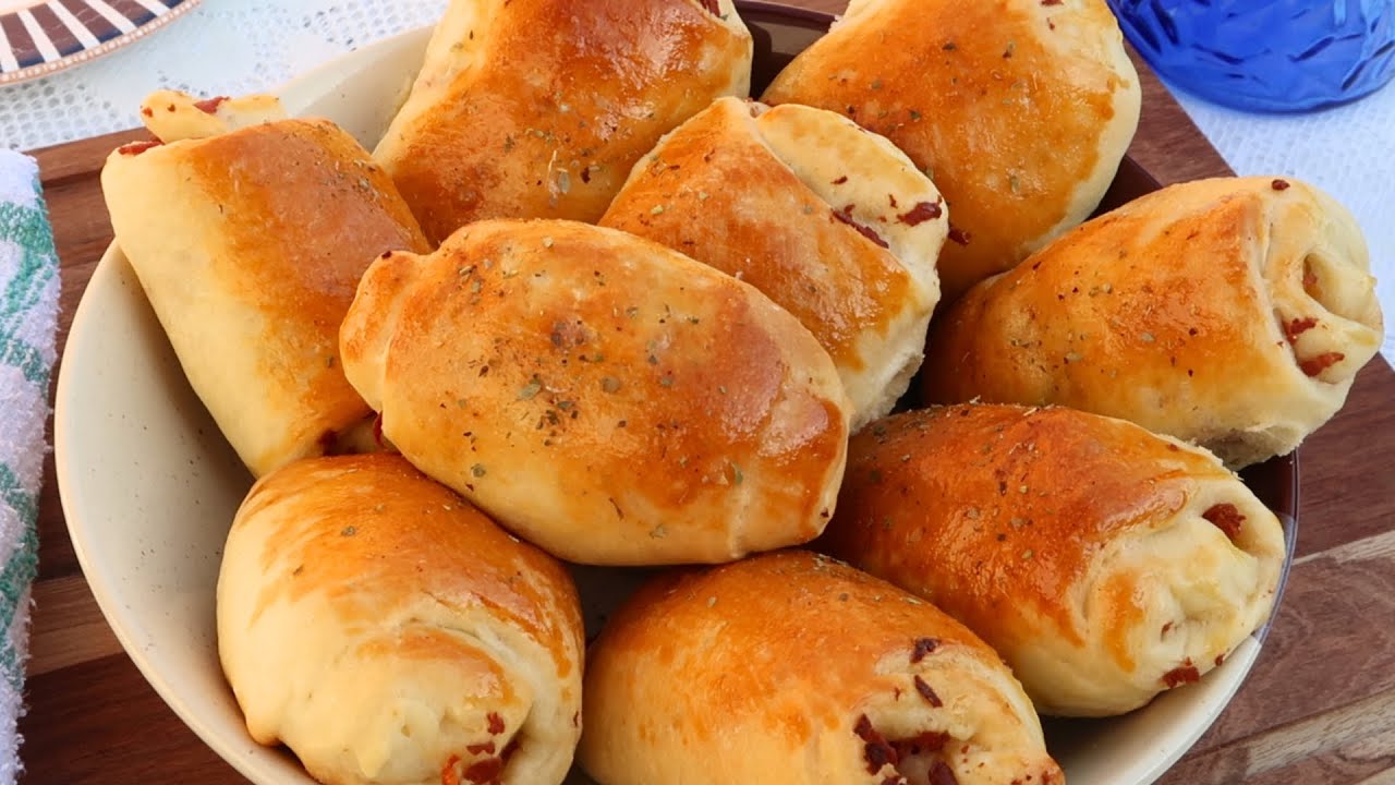 Salgado Enrolado de Calabresa Cremoso e Fofinho - Uma Delícia e Fácil de Fazer!