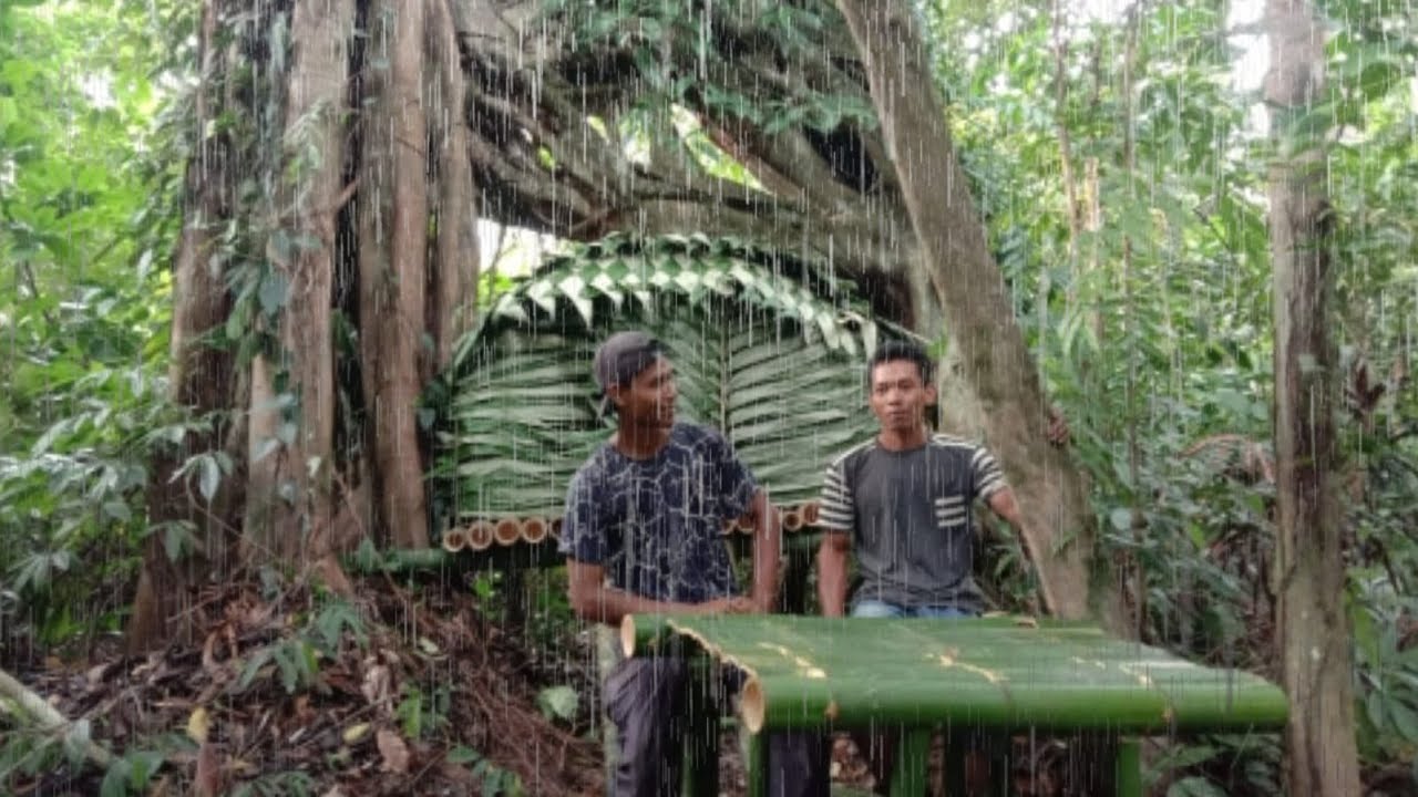 Camping hujan deras dan guruh // berteduh di shelter bawah pohon besar