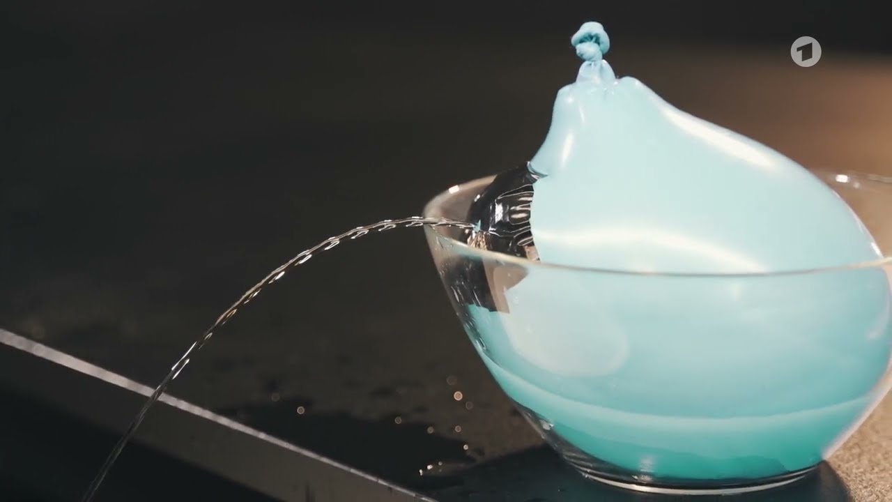 Wenn ein Wasser-Ballon aufgestochen wird ...Laminare Str&ouml;mung