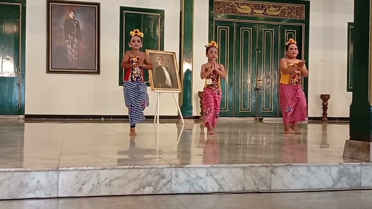 Tari Gembira...Sanggar Soerya Soemirat Pura Mangkunegaran