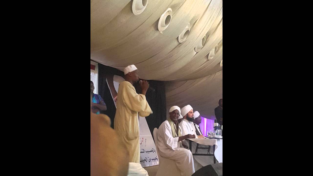 الحبيب علي الجفري في السودان وتأثر شديد منه ومن الحضور من المدح النبوي ويلبس المادح بردته