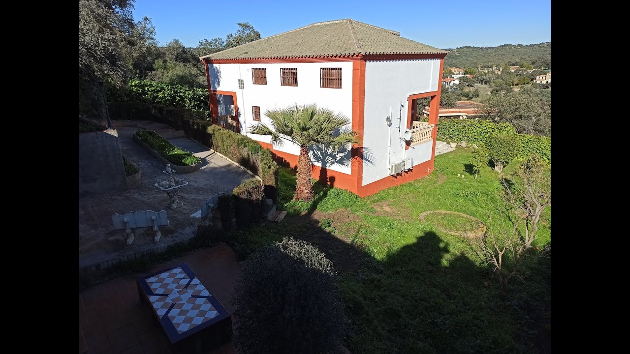 Se vende chalet de 3 viviendas en 1 con parcela y piscina