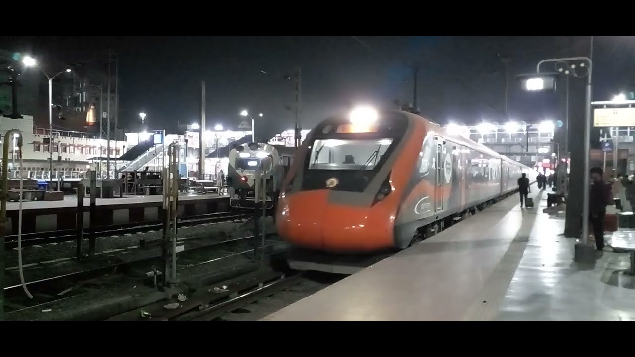 02269 Chhapra- Lucknow Charbagh NR Vande Bharat Spacial Arrived at Varanasi Jn PF No- 08