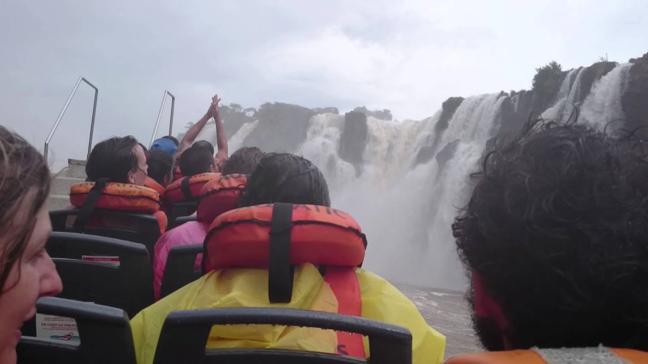 Paseo en gomon bajo las Cataratas del Iguazú