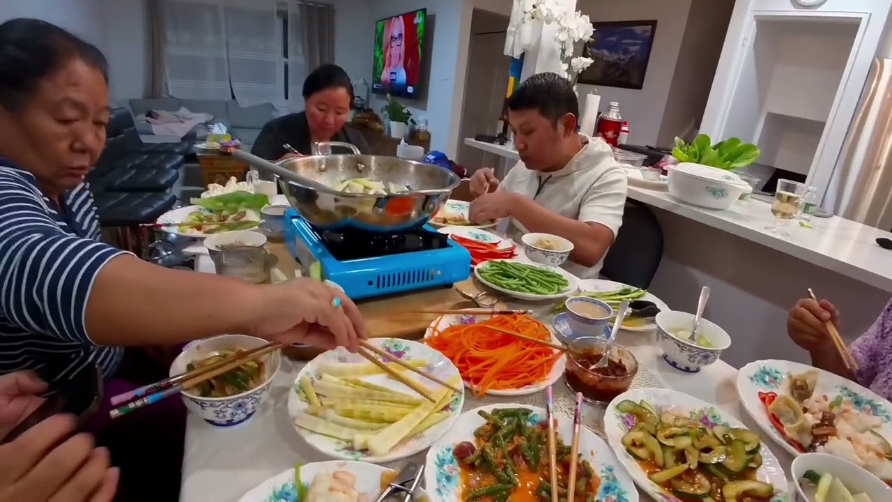 Ужин в честь Дня благодарения с семьей в 2025 году