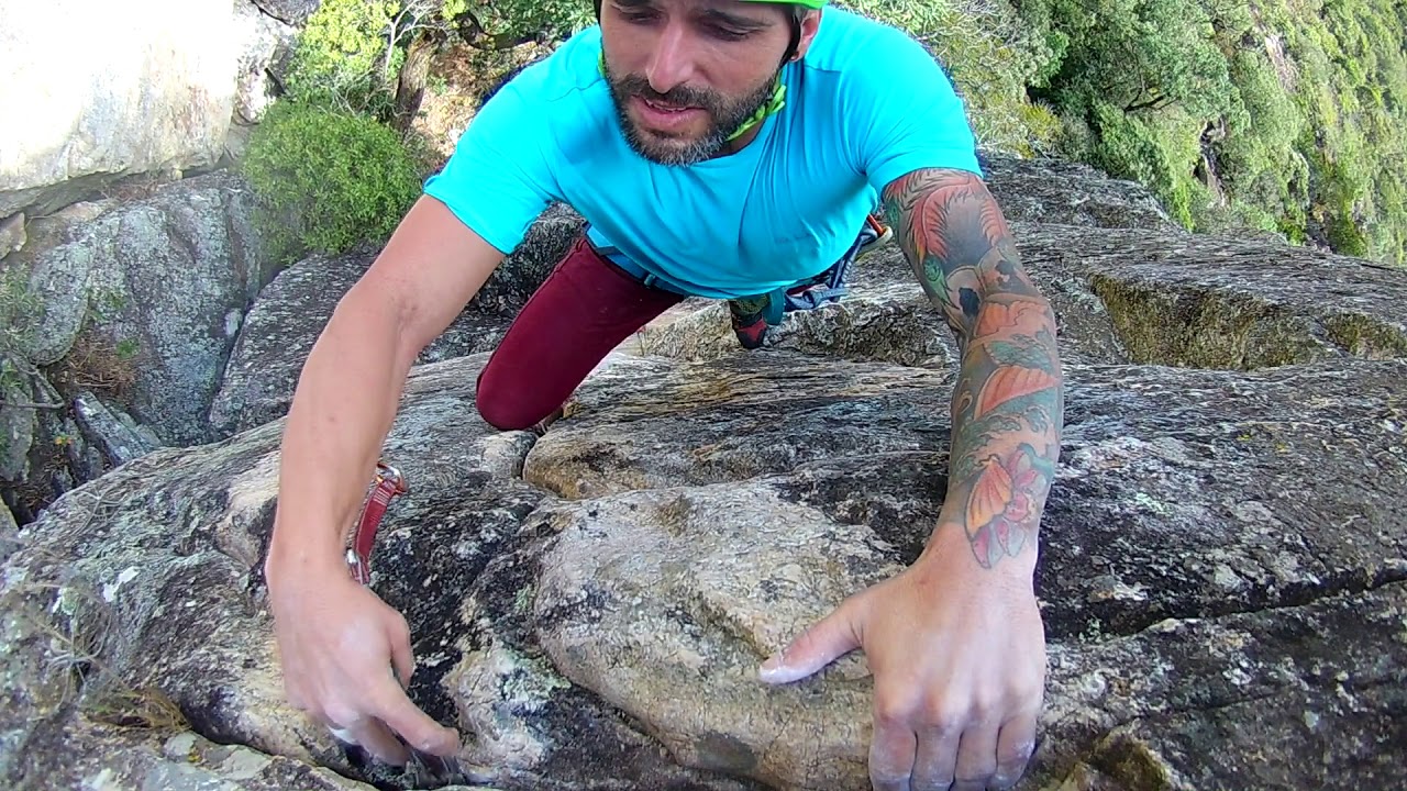 Escalada da via Dança Macabra 5 sup E2 25 metros