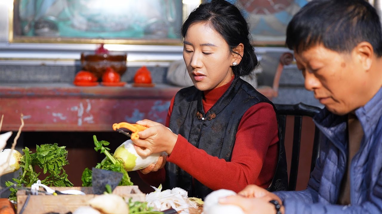 Посмотрите луну, съешьте клейкие рисовые шарики, В честь Фестиваля фонарей освещаются тысячи домов.