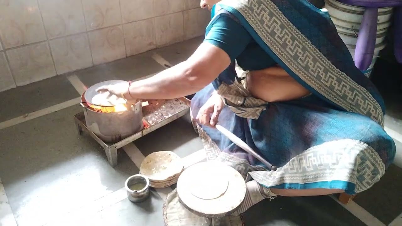 રોટલી અને ટમેટા વટાણા નું શાક દાળ ભાત આજનું જમવાનું સબ્સ્ક્રાઇબ કરો અમારી ચેનલ ને શેર કરો ગ્રુપ માં 