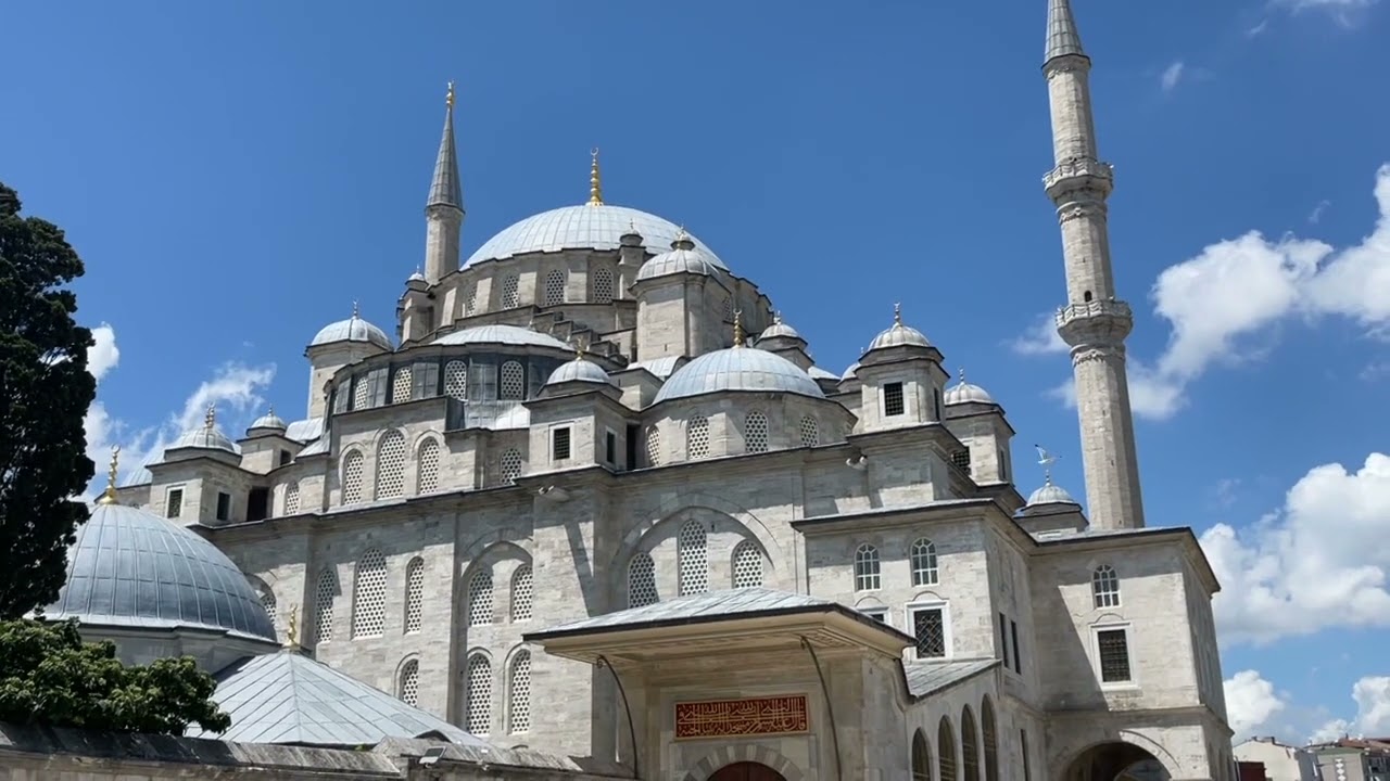 أذان صلاة الظهر من مسجد السلطان محمد الفاتح بمنطقة الفاتح بمدينة استطنبول 2/8/2022
