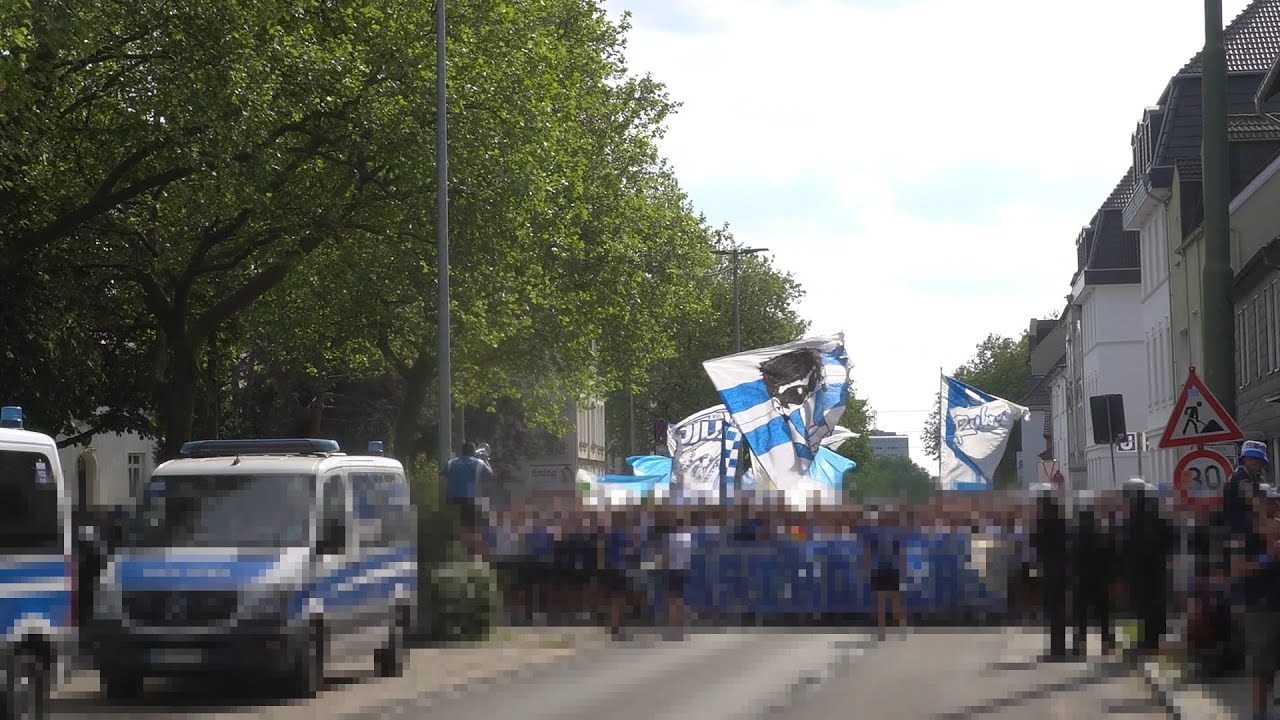 12.05.2024 -  Impressionen vom Fanmarsch der VfL Fans zum Stadion vor dem Spiel gegen Leverkusen