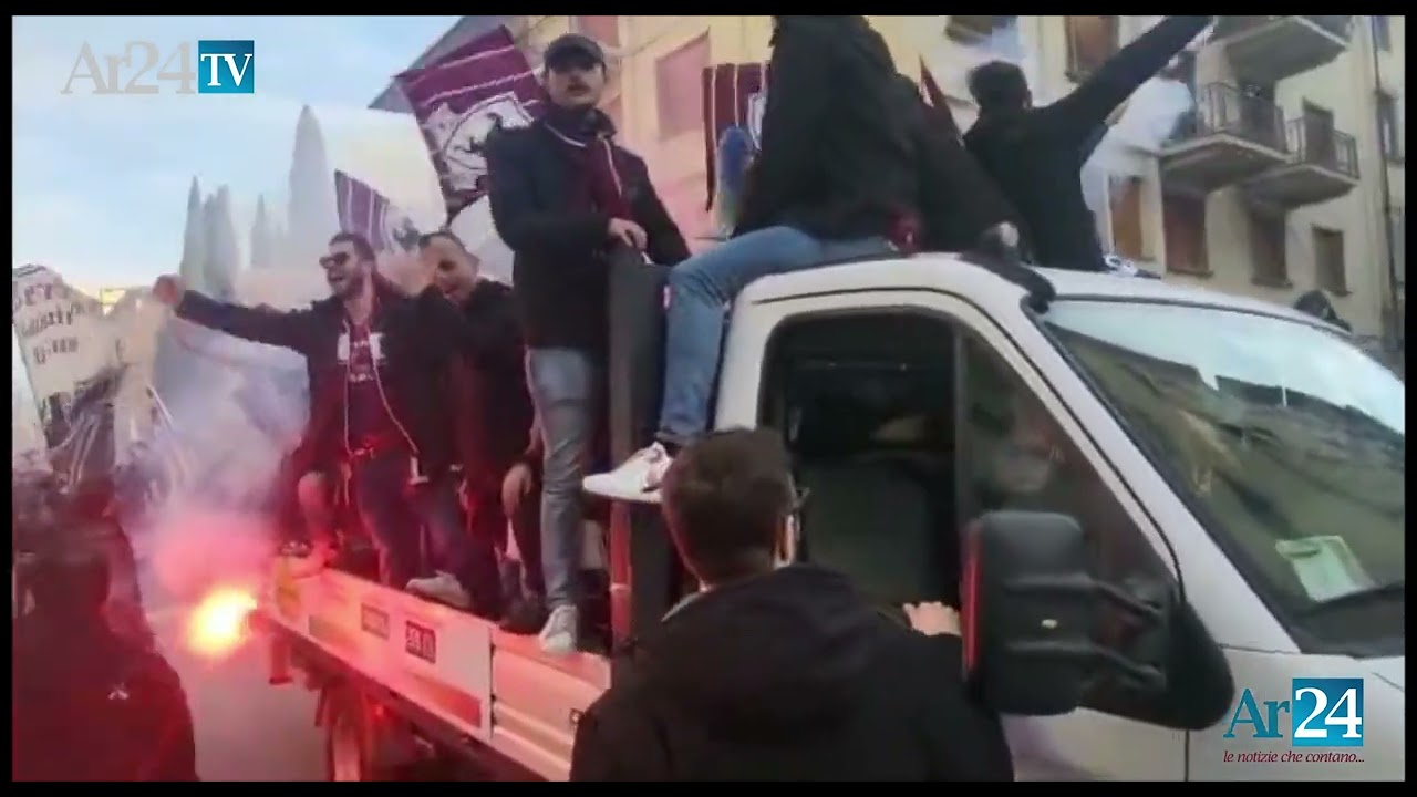 Arezzo in C, l'arrivo trionfale dell'autobus della squadra in centro