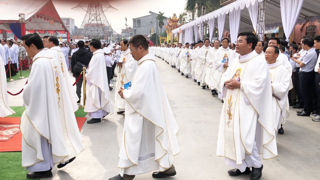 Kỷ Niệm Ngày Cung Hiến Đền Thánh Trung Lao Giáo Phận Bùi Chu Rước Đoàn Lễ Nghi Vào Dâng Thánh Lễ 