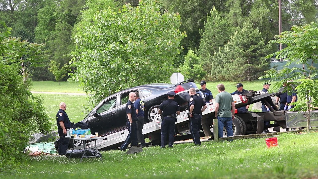 Vehicle removed from Kalamazoo River after mom drove into water with kids
