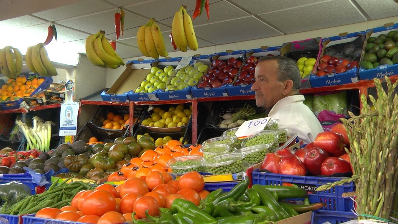 Mercados municipales, una tradición en declive