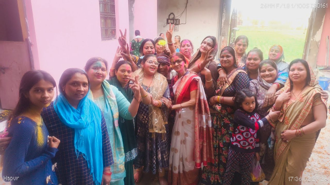 मन्दिर में सखियों के साथ खेली फूलों की होली।