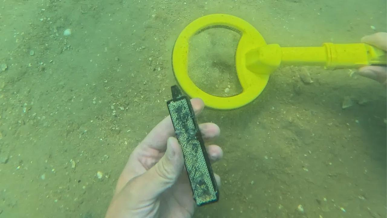 Búsqueda de tesoros en Caixa d'aço con detector de metales