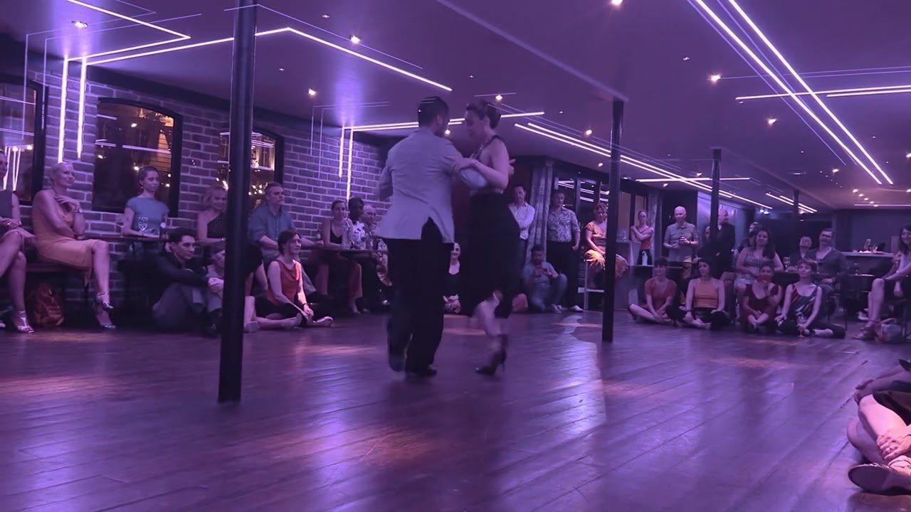 Jeannette Erazu & Leandro Capparelli en PARIS - FRANCIA - milonga - No hay tierra como la mía