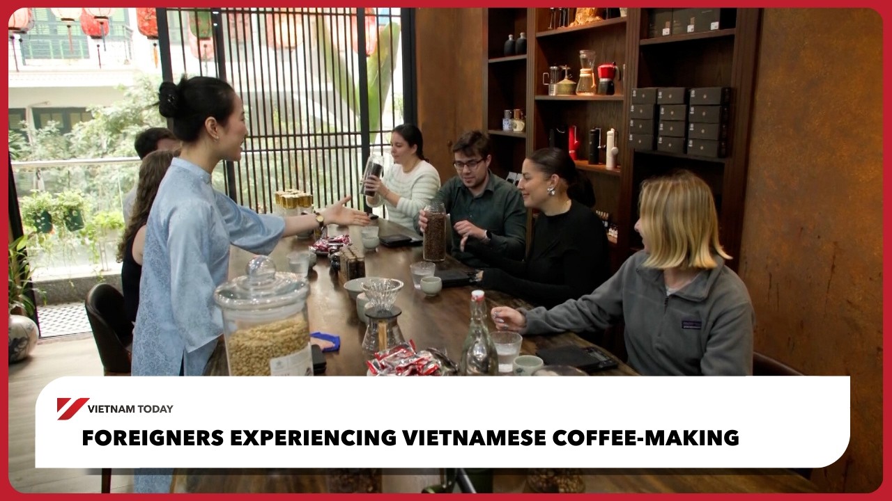 Иностранцы знакомятся с процессом приготовления вьетнамского кофе | Vietnam Today