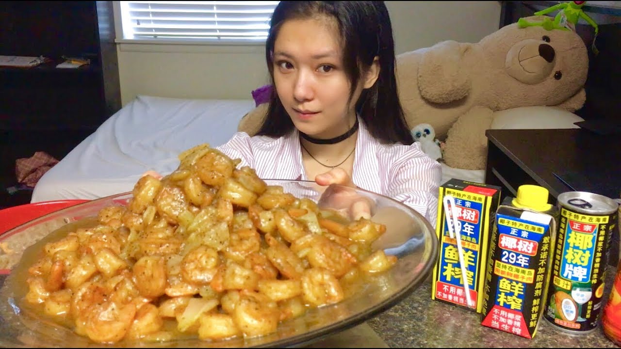 【吃播】[EATING SHOW] 洋葱炒虾+蒜茸粉条包生菜 SHRIMP&ONION+YAM NOODLE+LETTUCE 椰汁+冰红茶 COCONUT MILK+ICE BROWN TEA