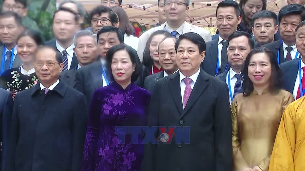 State President, OVs offer incense at Ly Thai To Monument, Ngoc Son Temple ok