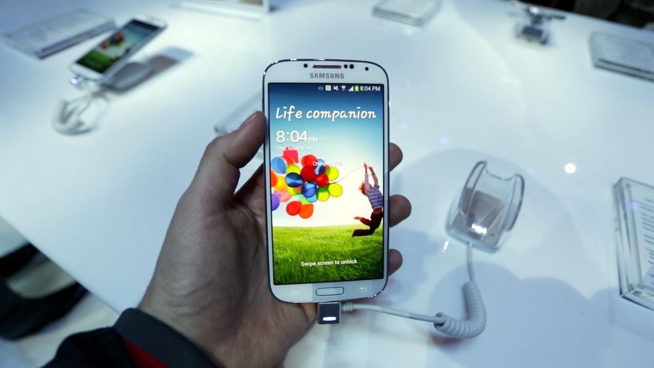 Samsung Galaxy S4 Hands On Demo! (with Galaxy S3 Comparison)