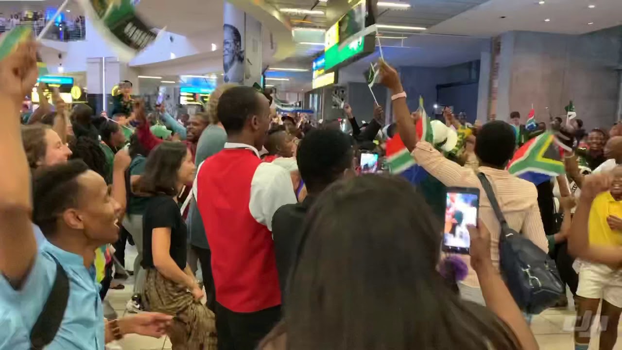 Shosholoza erupts in celebration as World Cup winners arrive home in South Africa with Siya Kolisi