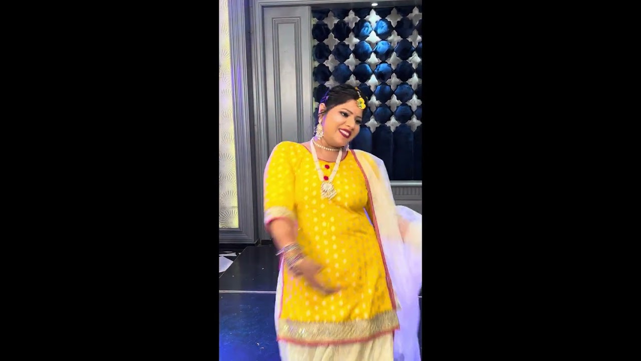 Hadli dance by bride's Mausi❤️☺️￼