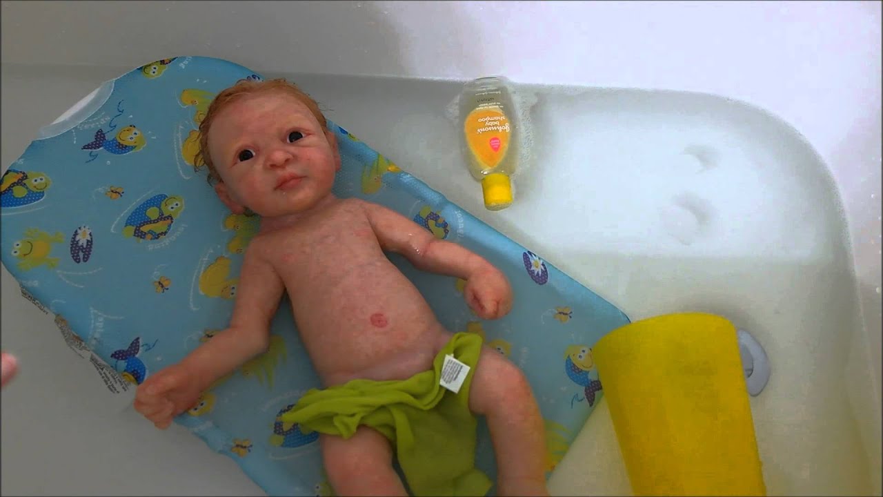 Brielle's First Bath! (Full Body Silicone Baby)