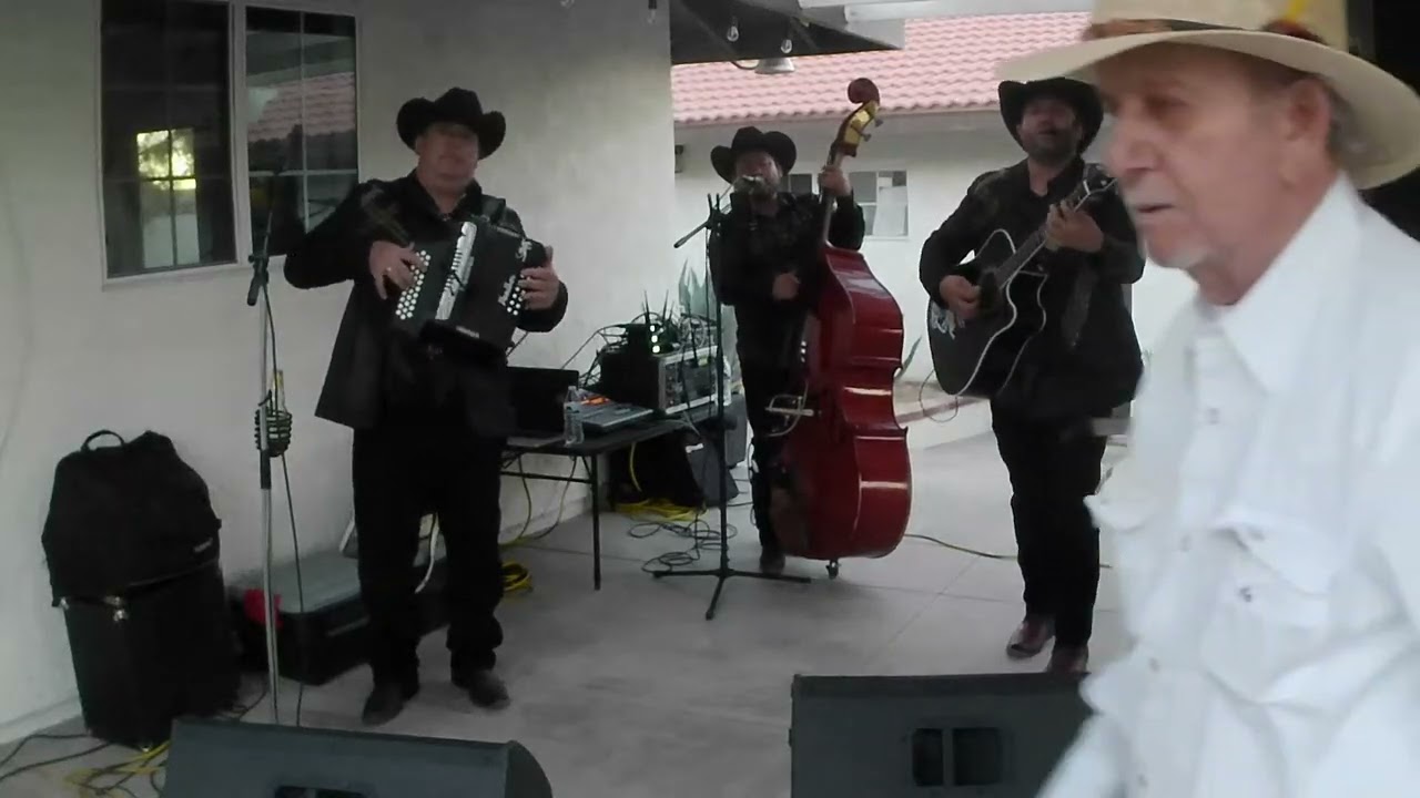 El Del Rancho Y Sus Compas - Que No Se Apague La Lumbre (Grupo Norteno En Apple Valley Hesperia CA)