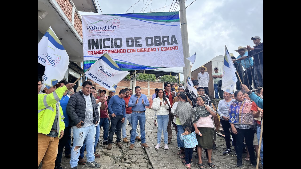 Presidente Municipal de #Pahuatlán Eduardo Romero en el inicio de obra en San Pablito.