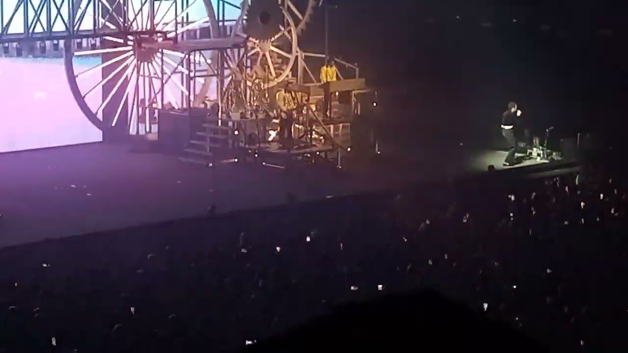 Relax ( concert de Mika) 😃😃😃😃😃😄😄😄😄😄😄( detentez vous ) . Première  partie de ce rêve incroyable.