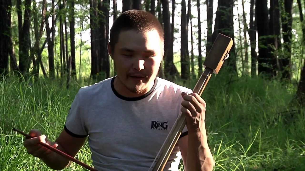 Хоомей и игил под кустом.