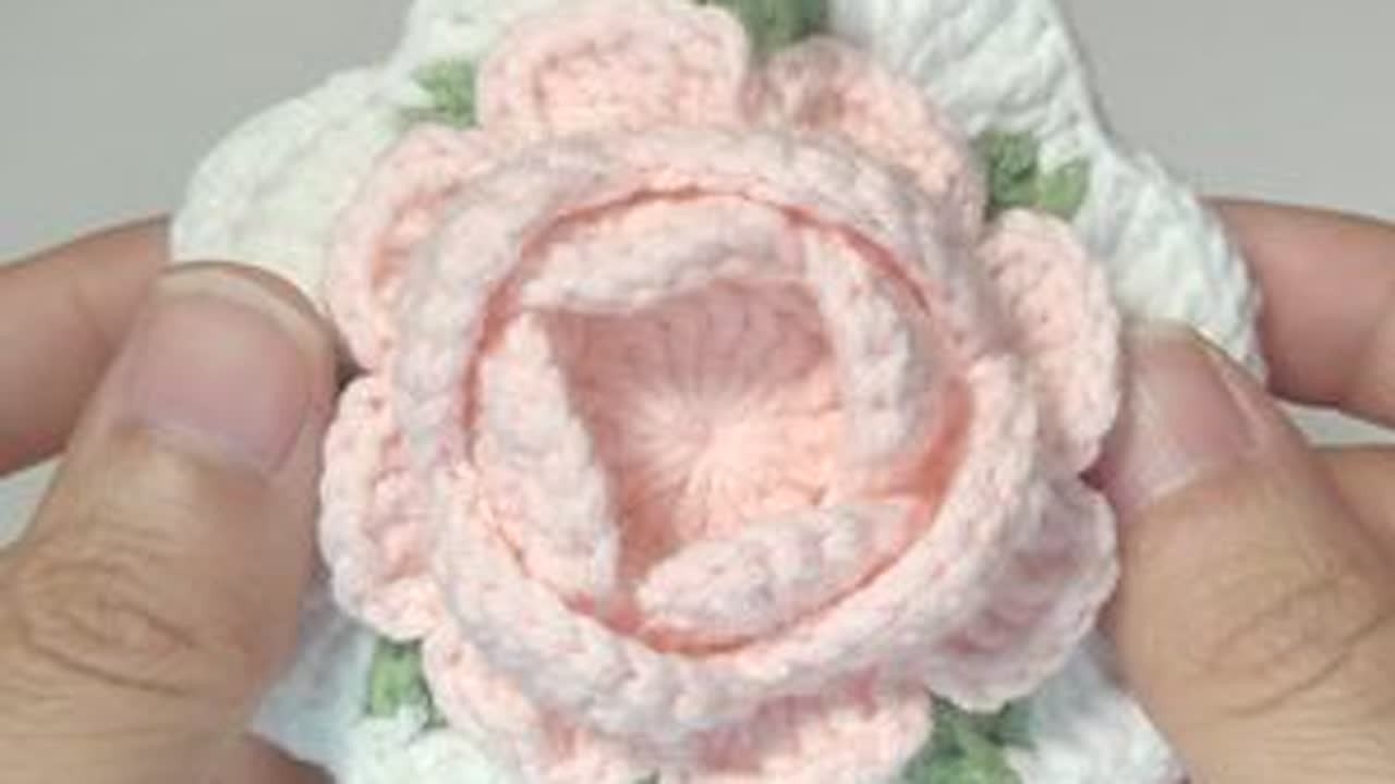 山茶花耳机包，零钱包钩织教程，详细，线材：萌娃娃2号，钩针：2.0#毛线钩织 #毛线花朵简单教程 #山茶花钩织教程 #毛线挂件钩织教程