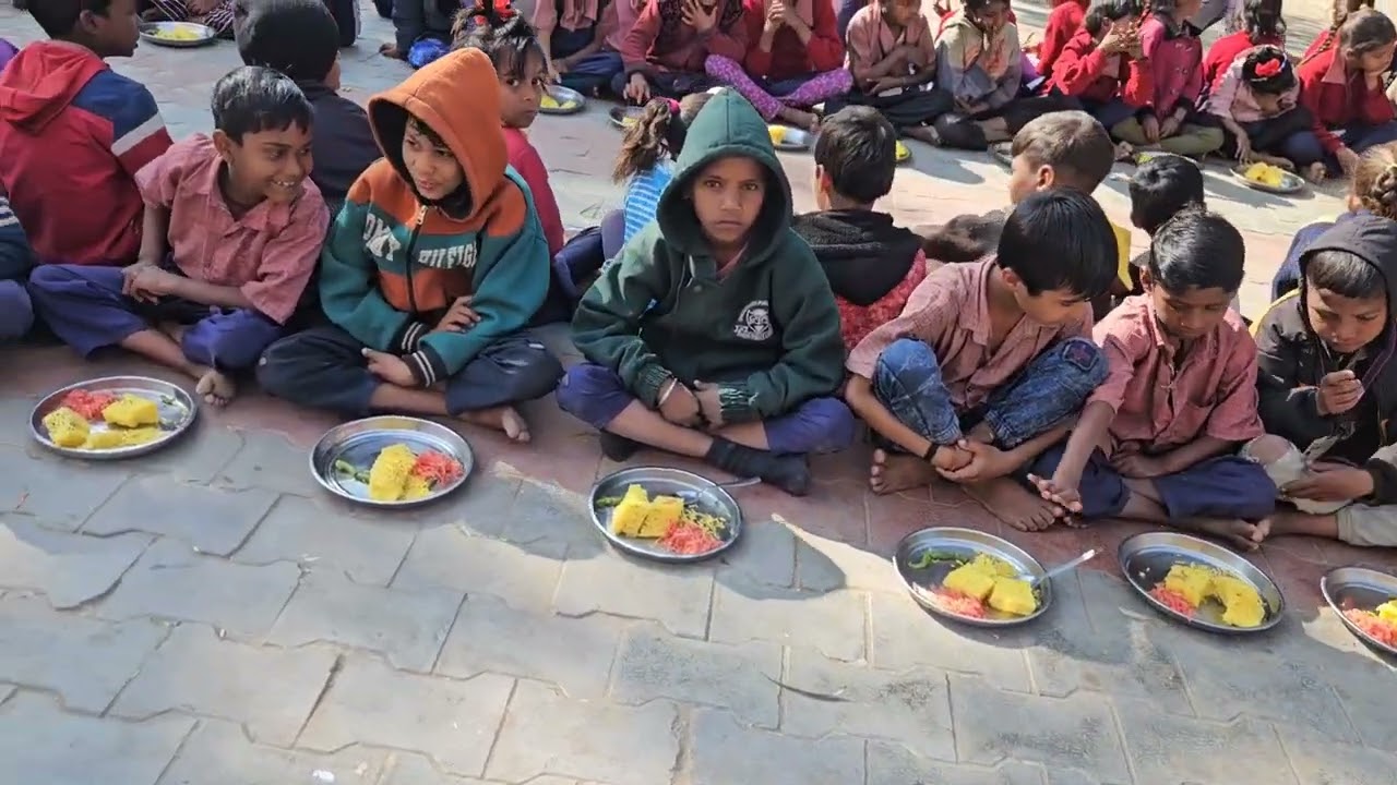 गुजरात के वनवासी स्कूल बच्चों को गरमा गरम खमन का नाश्ता दे कर खुश किया 