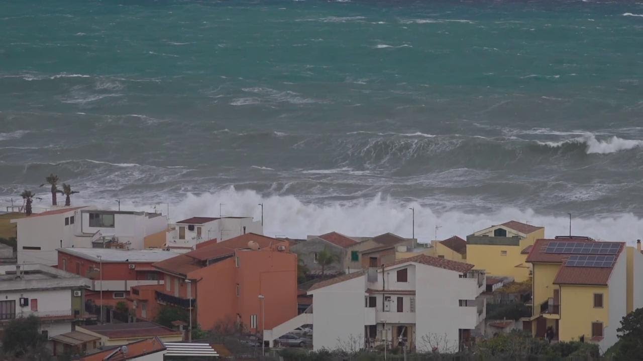 Maltempo in Sicilia, mareggiate a Milazzo: fermi i collegamenti con Eolie