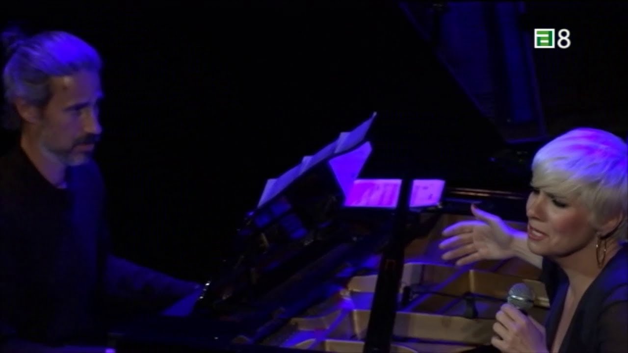 Pasion Vega - Lejos de Lisboa (en directo, Teatro Filarmonica - Oviedo, 13.05.2022)