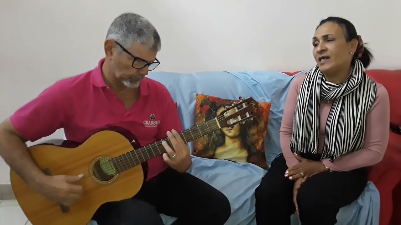 La gloria eres tu  canta la voz cálida de la escrich