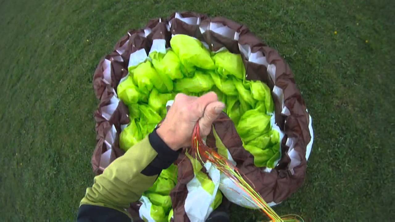 07. Den Gleitschirm zur Tulpe aufnehmen / www.fliegen-ist.de