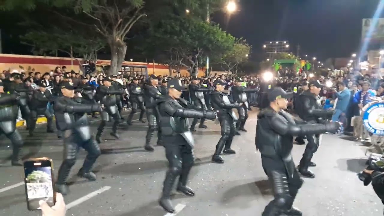 POLICIA NACIONAL DEL PERU (  MATADOR )  EN EL CORSO POR LOS 30 AÑOS DEL DISTRITO DE NUEVO CHIMBOTE