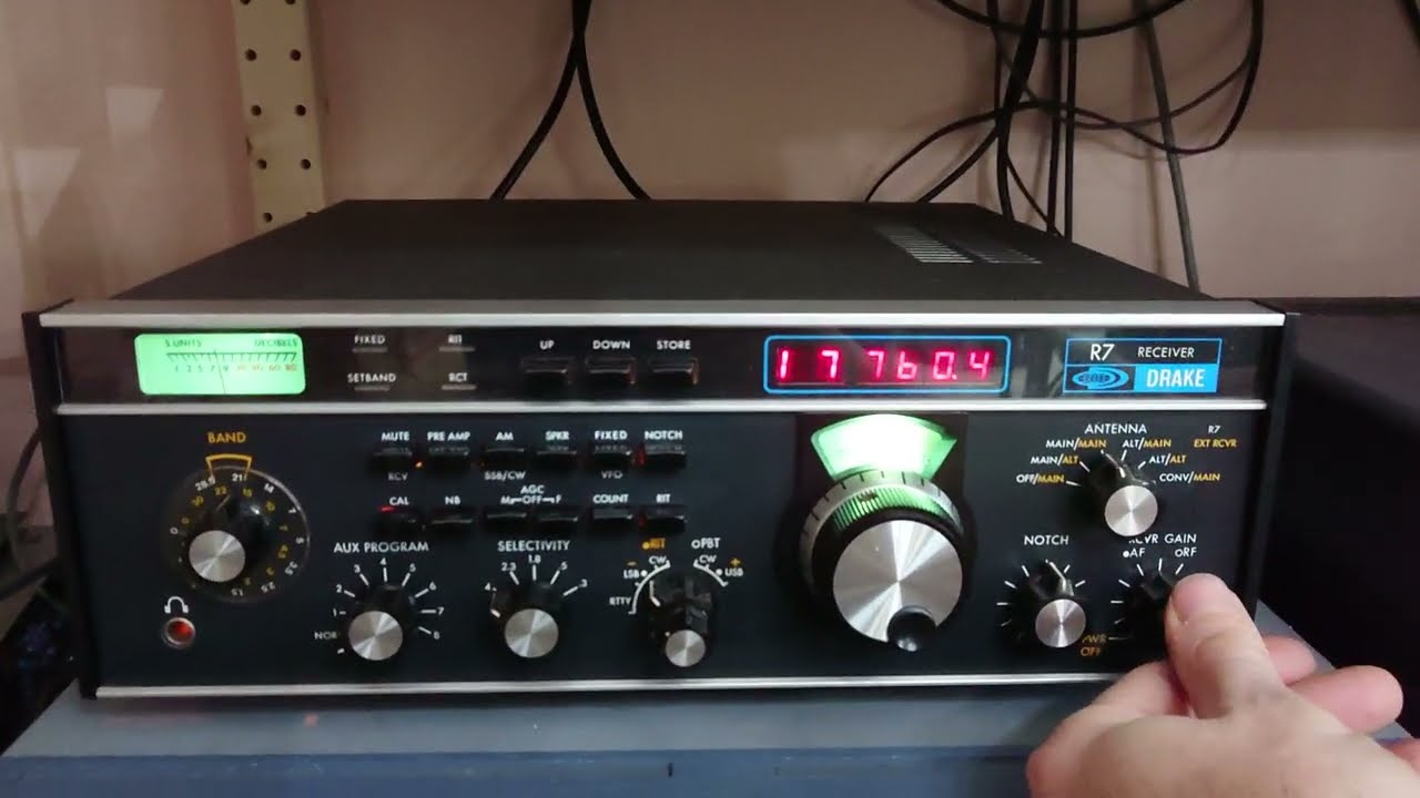 RACAL 6790 vs Drake R-7 - 80s Communications Receiver