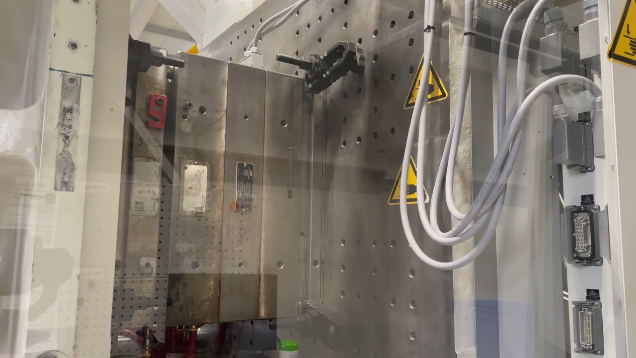 In Action - Spritzgiessmaschine KraussMaffei GX 651