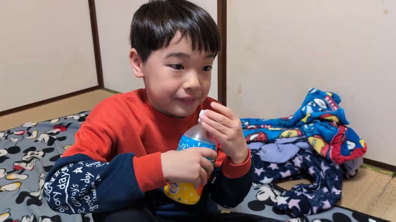 不二家ルックチョコレートを食べてカルピスを飲むたっくん。鉄おも！。東武東上線。バリバリ職人。Fujiya Look Chocolate. Calpis. 2026年3月18日。
