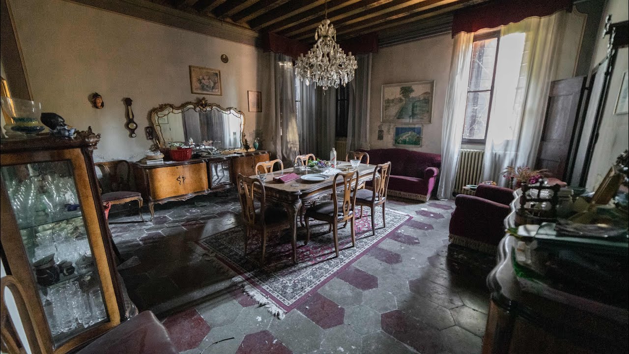 TROVIAMO DI TUTTO DENTRO QUESTA VILLA ABBANDONATA! È COMPLETAMENTE CONGELATA NEL TEMPO!