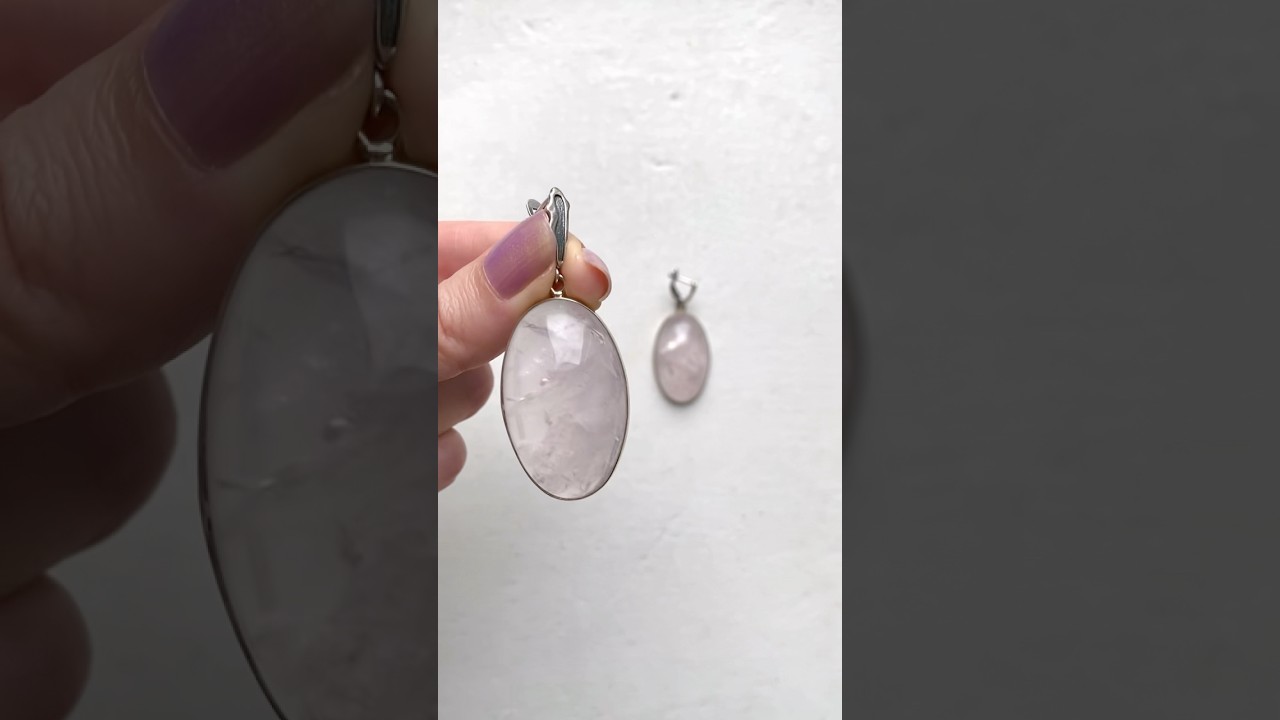 Серьги с розовым кварцем овальные на руке 