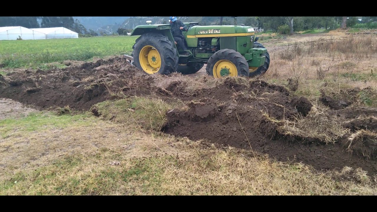 Tractor jhon deere 2040 con arado de 3 discos preparando en suelo