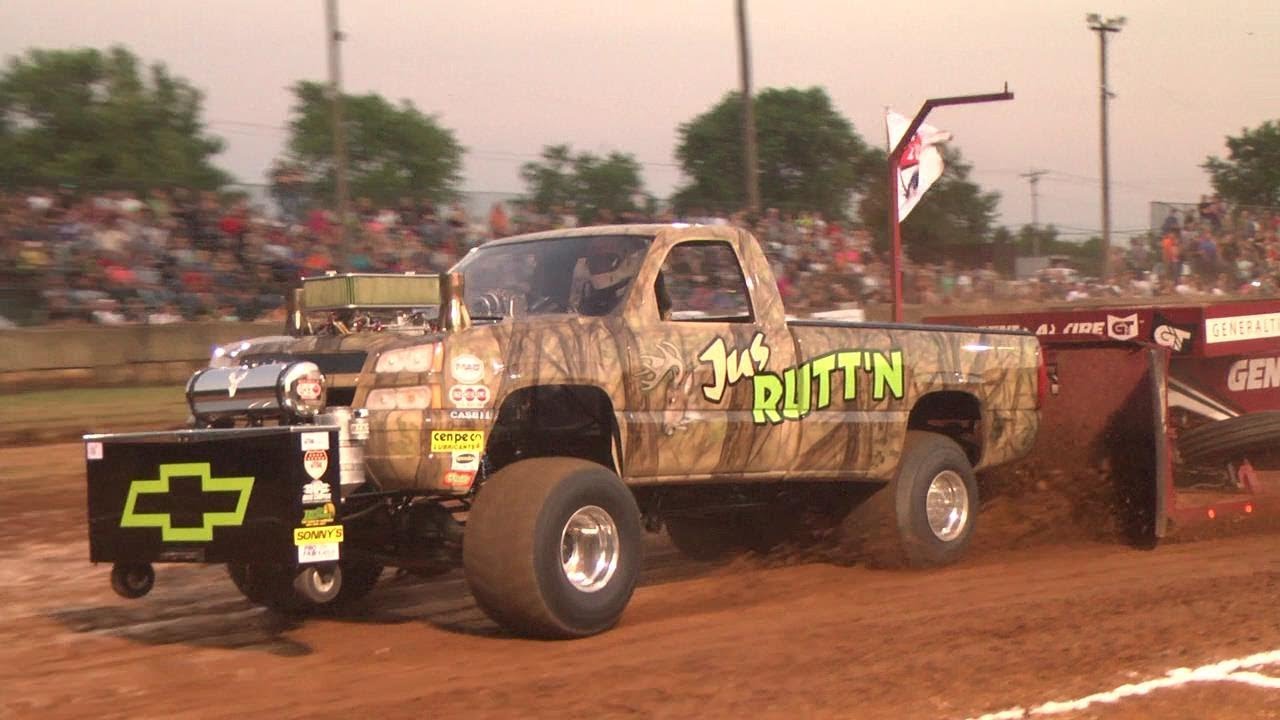 Lucas Oil Modified 4X4 Trucks Pulling At Winchester VA