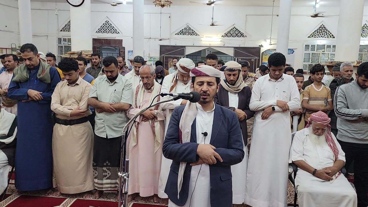 الشيخ نصر السالمي من صلاة التراويح بالجامع الكبير في مدينة مأرب اليمن