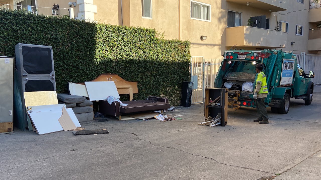 LA Sanitation: Rear Loader Garbage Truck on Bulky Items