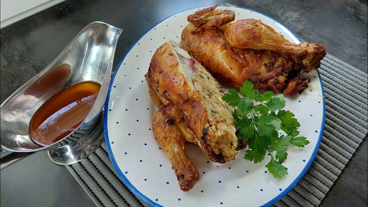 Gefülltes Brathuhn, ein mit Semmelfülle und Hühnerleber gefülltes Huhn. Leicht und bekömmlich.