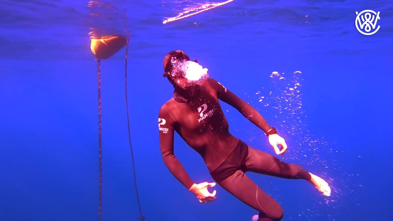 Diving to 20 m inside a wreck while holding breath underwater - Freediving in Sardinia